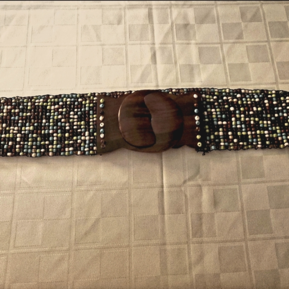 Beaded stretch belt